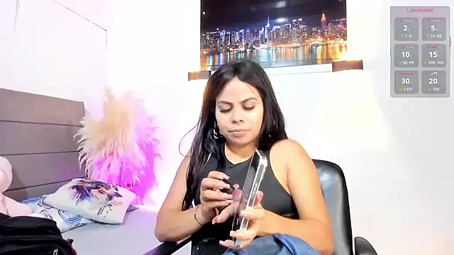 Snapshot of Julieta_Coopeer_ chatting on May 23, 10:41 am Julieta Coopeer online show from May 23, 10:41 am