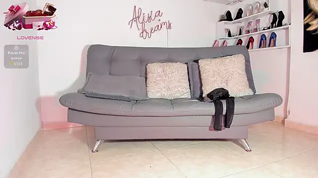 alisiadreams22 online show from May 21, 7:32 pm