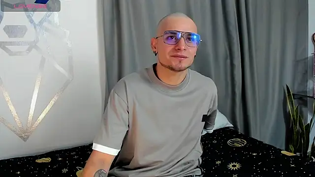 Snapshot of Aron-santoro chatting on December 24, 11:55 pm Aron-santoro online show from December 24, 11:55 pm