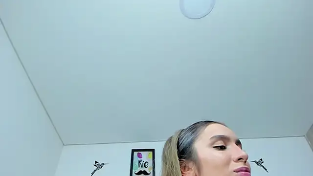 Snapshot of im_sarah34 chatting on December 1, 7:02 am im sarah34 online show from December 1, 7:02 am