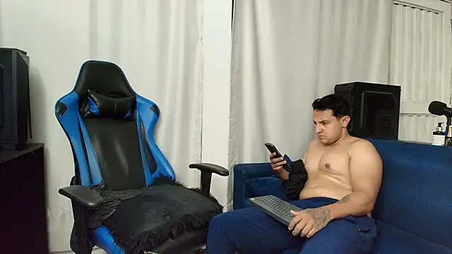 Snapshot of hott_dicks chatting on June 16, 1:52 am hott dicks online show from June 16, 1:52 am