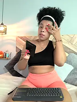 Snapshot of EmmilyBrant chatting on December 13, 1:33 pm EmmilyBrant online show from December 13, 1:33 pm
