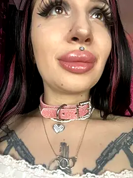 Snapshot of Molly__Moon chatting on December 5, 8:33 am Molly Moon online show from December 5, 8:33 am