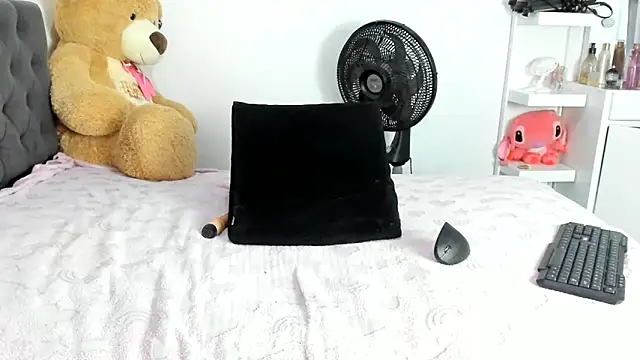 Snapshot of canela_wet chatting on February 5, 1:22 pm canela wet online show from February 5, 1:22 pm