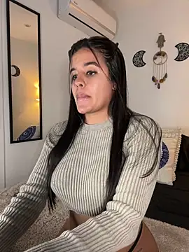 EmelyRogers online show from March 7, 6:43 pm