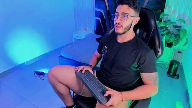 Liam Kleiin online show from December 4, 11:30 am