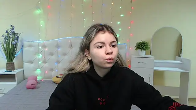 TinaRedly online show from January 28, 6:28 pm