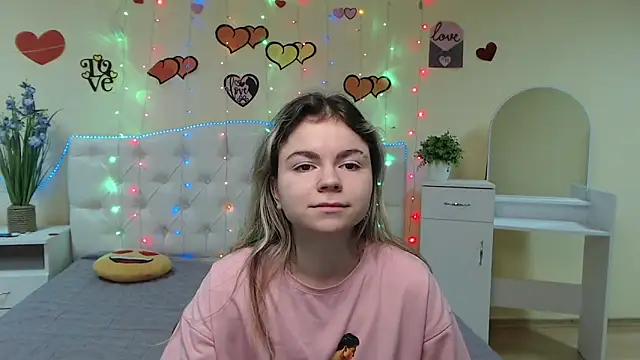 TinaRedly online show from March 8, 9:39 am