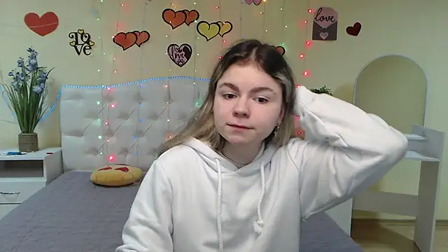 TinaRedly online show from March 12, 6:33 pm