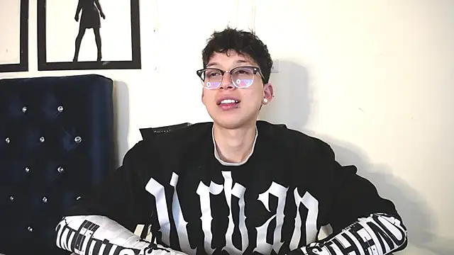 Snapshot of _Thomas_hot_ chatting on October 31, 4:24 am Thomas hot online show from October 31, 4:24 am