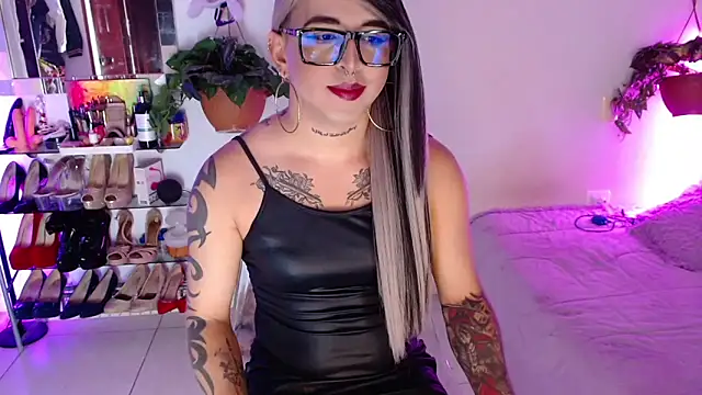 Snapshot of Laveneno_ortiz07 chatting on May 4, 11:12 pm Laveneno ortiz07 online show from May 4, 11:12 pm
