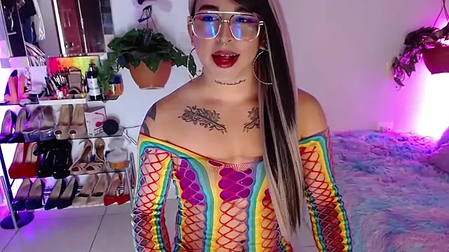 Snapshot of Laveneno_ortiz07 chatting on May 13, 11:22 pm Laveneno ortiz07 online show from May 13, 11:22 pm