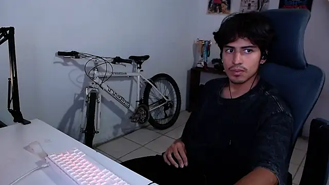 Snapshot of Thieves9 chatting on October 28, 5:48 pm Thieves9 online show from October 28, 5:48 pm