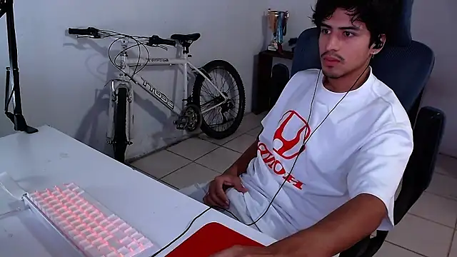 Snapshot of Thieves9 chatting on October 31, 7:04 pm Thieves9 online show from October 31, 7:04 pm