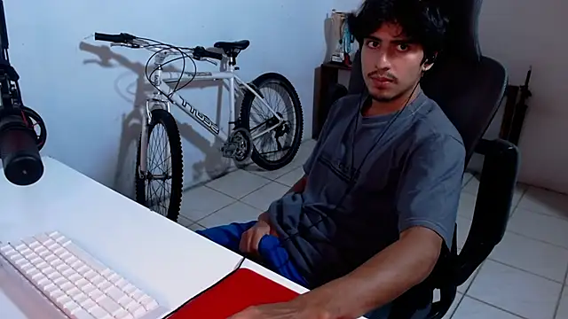 Snapshot of Thieves9 chatting on November 13, 3:49 am Thieves9 online show from November 13, 3:49 am