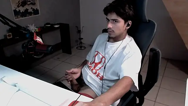 Snapshot of Thieves9 chatting on December 15, 6:06 am Thieves9 online show from December 15, 6:06 am