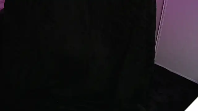 Snapshot of yamira25 chatting on March 6, 12:10 am yamira25 online show from March 6, 12:10 am