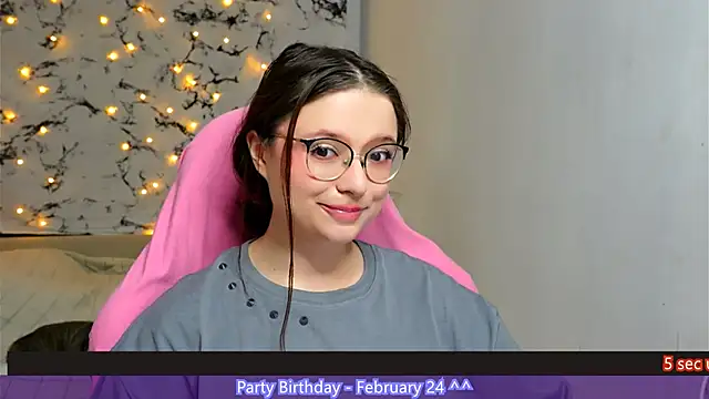 Snapshot of me__hanna chatting on February 23, 9:05 pm me hanna online show from February 23, 9:05 pm