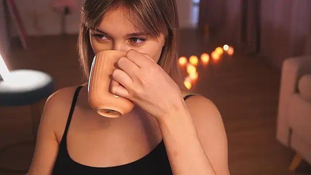 Snapshot of hereandnows_ chatting on December 14, 4:01 am hereandnows  online show from December 14, 4:01 am