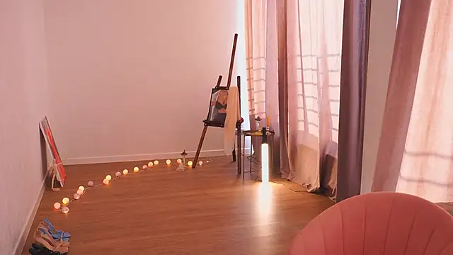 Snapshot of hereandnows_ chatting on February 1, 7:36 am hereandnows  online show from February 1, 7:36 am