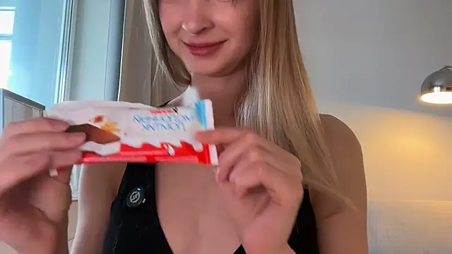 Snapshot of hereandnows_ chatting on December 5, 5:38 am hereandnows online show from December 5, 5:38 am