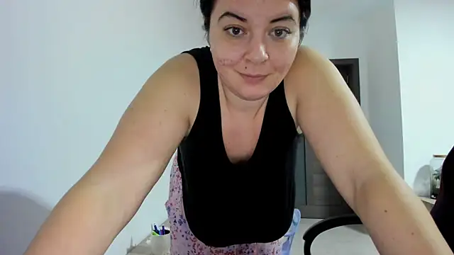 Snapshot of amiraisa11 chatting on January 10, 1:42 am amiraisa11 online show from January 10, 1:42 am