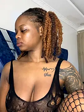 Snapshot of SexxyLunar chatting on December 2, 12:38 am SexxyLunar online show from December 2, 12:38 am