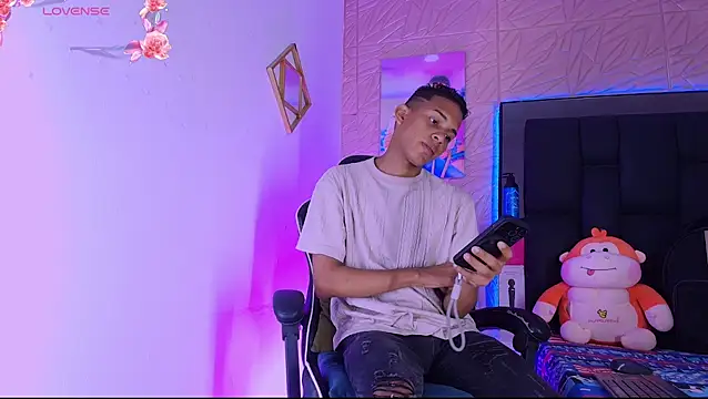 Snapshot of dilan_alfonzo chatting on June 8, 5:02 pm dilan alfonzo online show from June 8, 5:02 pm