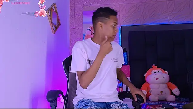 Snapshot of dilan_alfonzo chatting on June 11, 3:43 pm dilan alfonzo online show from June 11, 3:43 pm