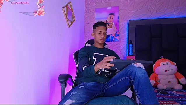 Snapshot of dilan_alfonzo chatting on June 13, 5:33 pm dilan alfonzo online show from June 13, 5:33 pm