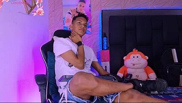 Snapshot of dilan_alfonzo chatting on June 14, 3:47 pm dilan alfonzo online show from June 14, 3:47 pm