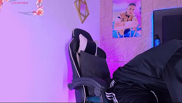 Snapshot of dilan_alfonzo chatting on June 19, 8:45 pm dilan alfonzo online show from June 19, 8:45 pm