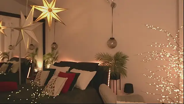 DaisyStacey online show from December 5, 7:43 pm