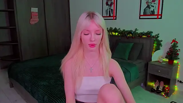 Snapshot of AleksaBlonde chatting on December 19, 11:07 am AleksaBlonde online show from December 19, 11:07 am