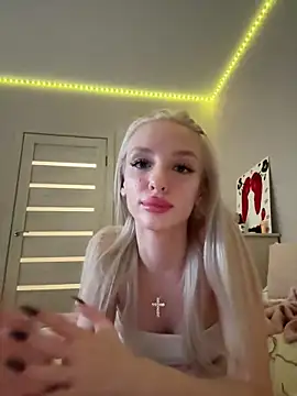 Snapshot of AleksaBlonde chatting on December 20, 7:17 pm AleksaBlonde online show from December 20, 7:17 pm