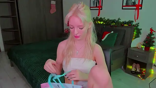 Snapshot of AleksaBlonde chatting on December 29, 6:03 am AleksaBlonde online show from December 29, 6:03 am
