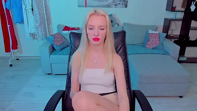 Snapshot of AleksaBlonde chatting on January 9, 2:18 pm AleksaBlonde online show from January 9, 2:18 pm