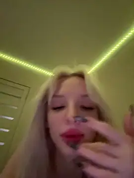 Snapshot of AleksaBlonde chatting on January 11, 12:01 am AleksaBlonde online show from January 11, 12:01 am