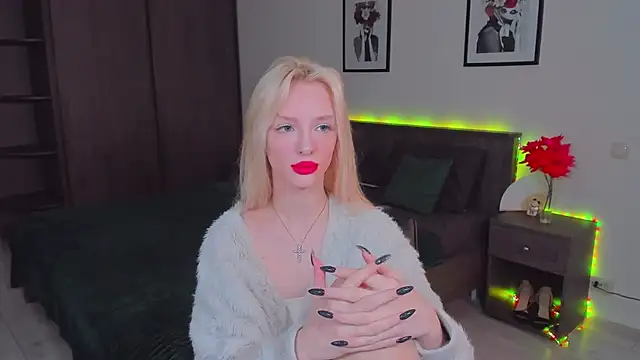 Snapshot of AleksaBlonde chatting on January 18, 11:21 am AleksaBlonde online show from January 18, 11:21 am