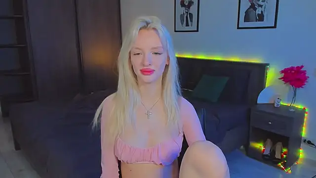 Snapshot of AleksaBlonde chatting on January 25, 2:36 pm AleksaBlonde online show from January 25, 2:36 pm