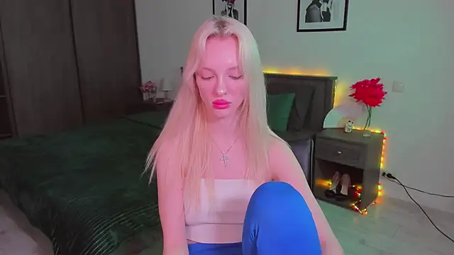 Snapshot of AleksaBlonde chatting on February 1, 2:45 pm AleksaBlonde online show from February 1, 2:45 pm