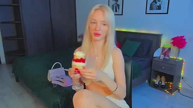 Snapshot of AleksaBlonde chatting on March 9, 2:21 pm AleksaBlonde online show from March 9, 2:21 pm