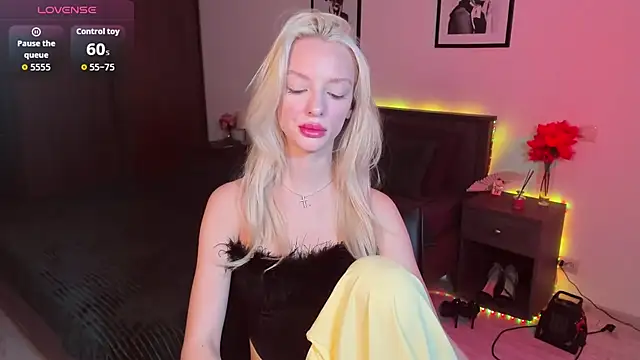 Snapshot of AleksaBlonde chatting on October 9, 11:41 am AleksaBlonde online show from October 9, 11:41 am