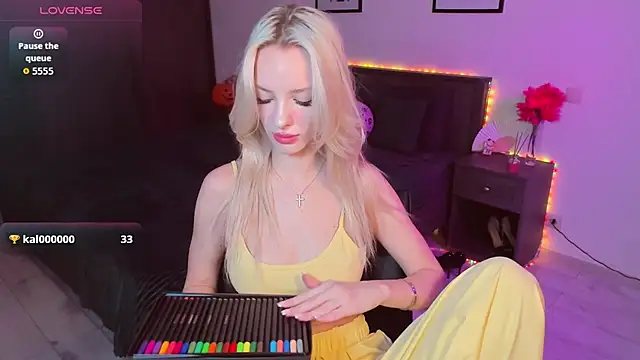 Snapshot of AleksaBlonde chatting on November 7, 6:02 am AleksaBlonde online show from November 7, 6:02 am