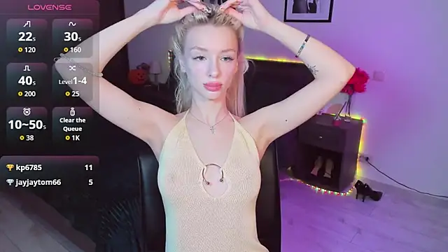 Snapshot of AleksaBlonde chatting on November 15, 5:27 am AleksaBlonde online show from November 15, 5:27 am