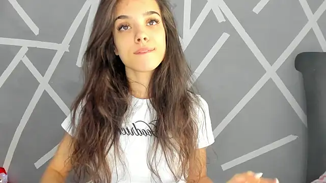 Snapshot of BabyAylin chatting on December 18, 5:59 am BabyAylin online show from December 18, 5:59 am