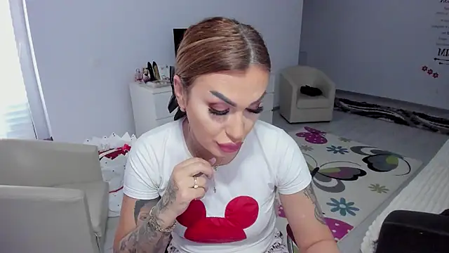 GlossyDiamondX online show from February 20, 6:28 am