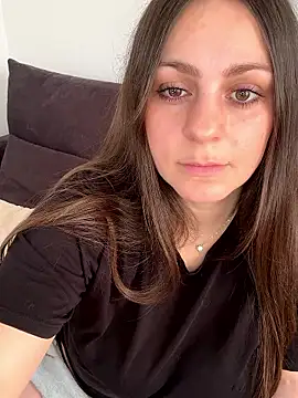 Snapshot of Loella-Rose chatting on December 14, 12:10 pm Loella-Rose online show from December 14, 12:10 pm