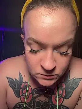Snapshot of quinnmariexo chatting on May 27, 1:57 am quinnmariexo online show from May 27, 1:57 am