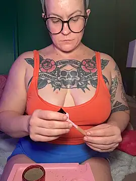 Snapshot of quinnmariexo chatting on June 8, 3:45 pm quinnmariexo online show from June 8, 3:45 pm